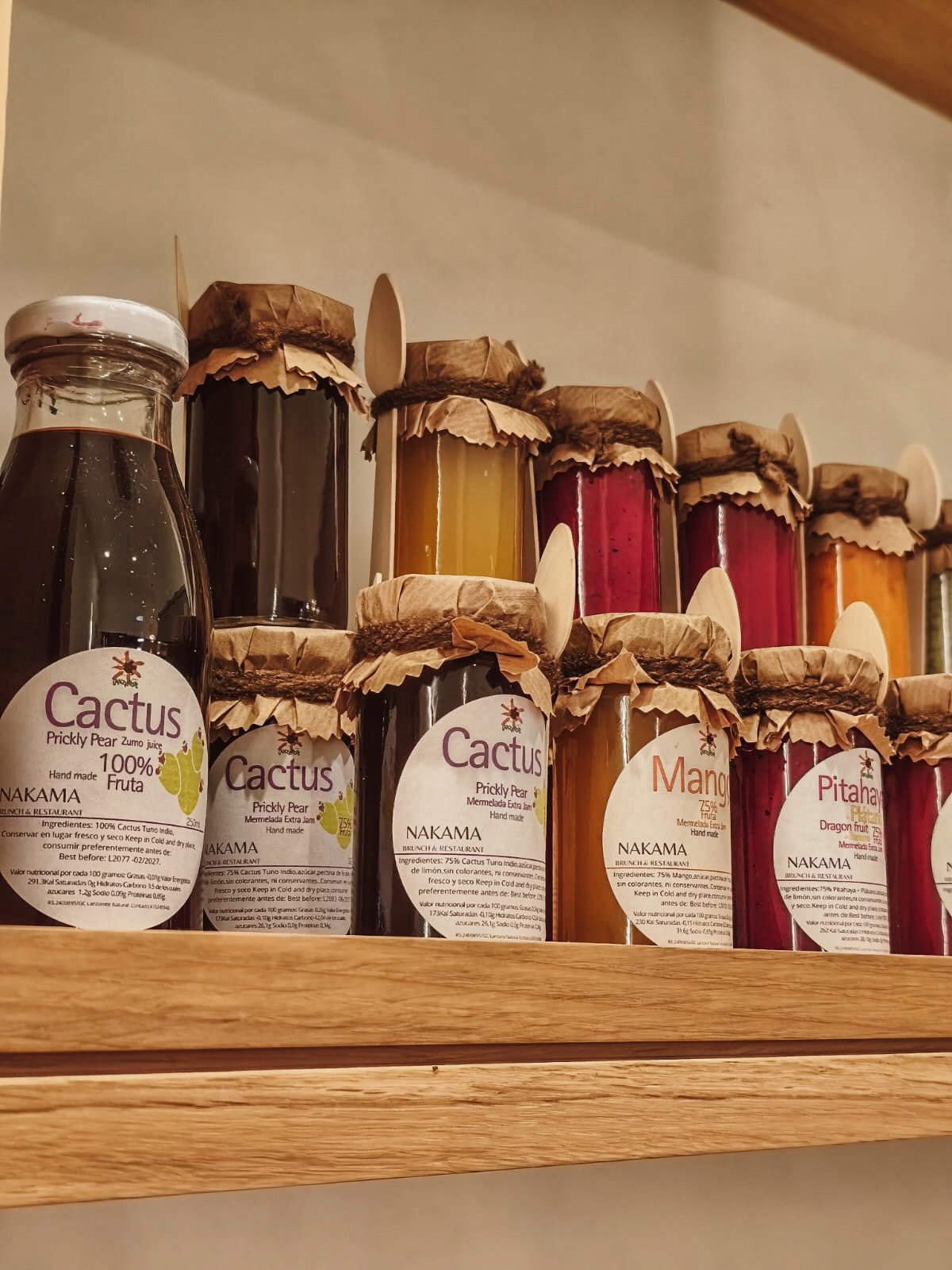 Mermeladas y zumo de cactus hechos en casa, en la estantería de Nakama