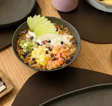 Bowl de granola con fruta fresca y yogur