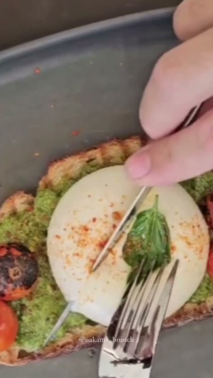 Tosta de aguacate y burrata