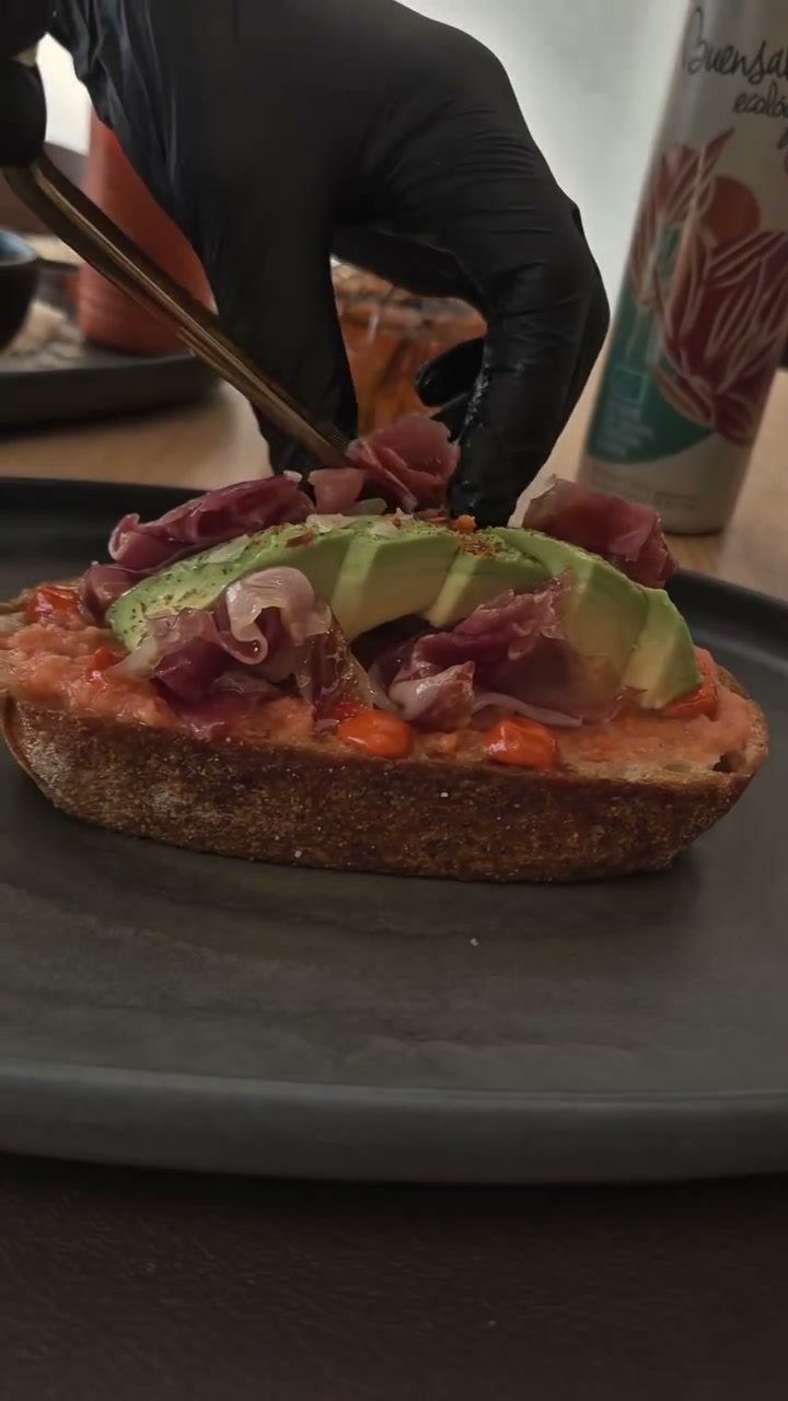 Detalle de tosta ibérica con jamón y aguacate