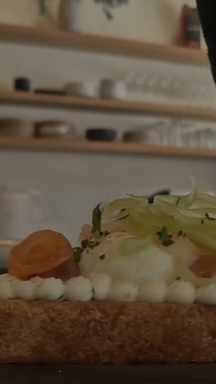 Nata fresca extendida sobre masa madre, primer paso de la tosta de salmón