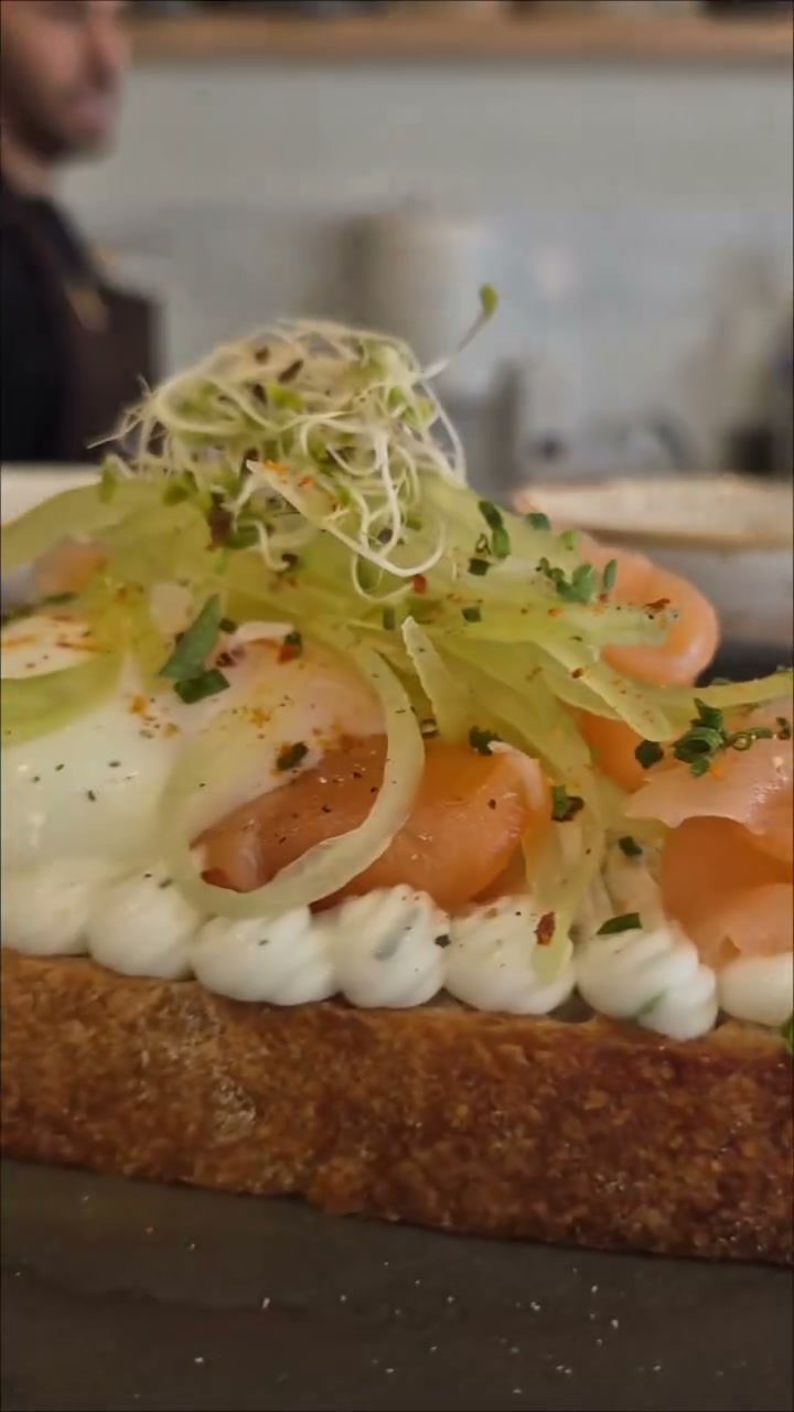 Tosta de salmón con nata y brote verde