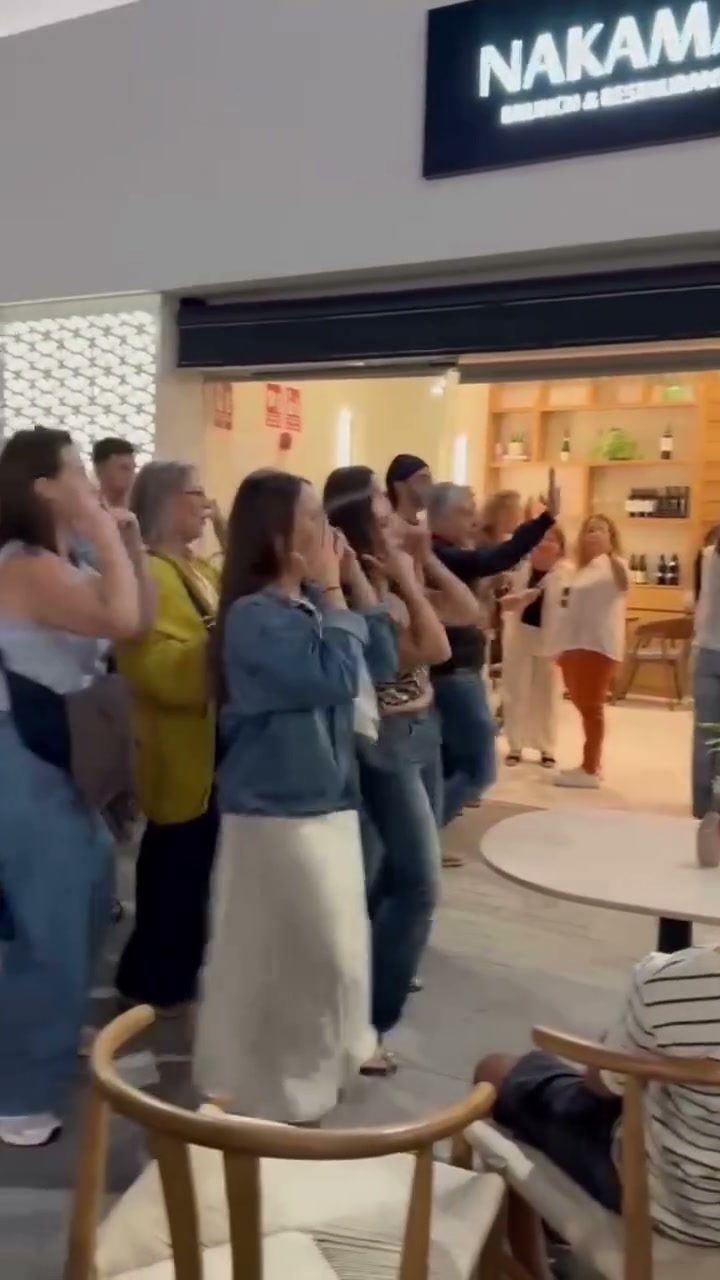 Clientes aplaudiendo el día de la apertura de Nakama
