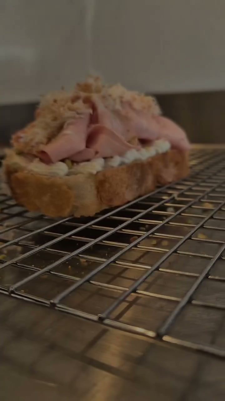 Tosta ibérica con queso crema