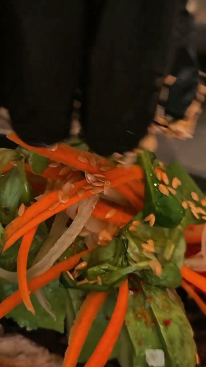 Ensalada fresca mezclándose en un bol
