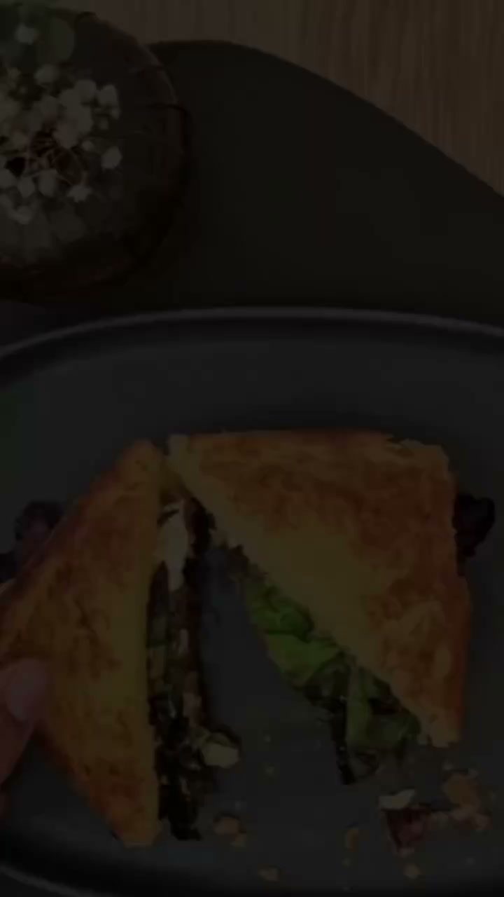 Sandwich de la casa cortado por la mitad