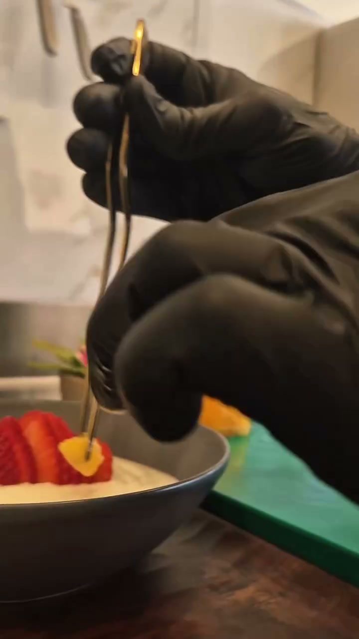 Fruta de temporada cortándose para un bowl de postre