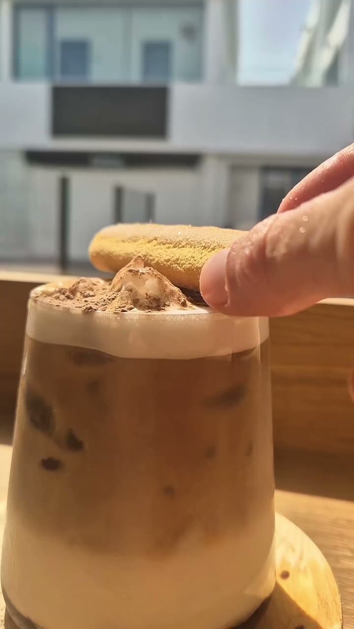 Café helado servido en vaso alto