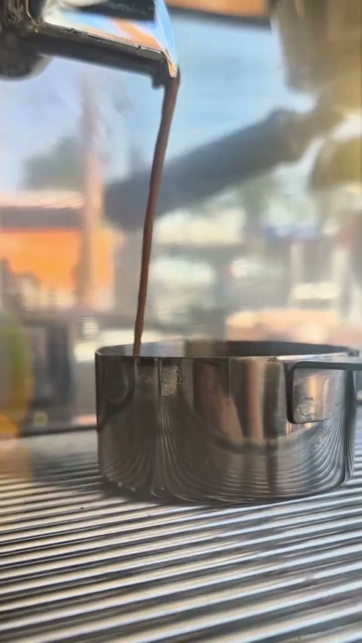 Café sirviéndose sobre hielo, luz de mañana